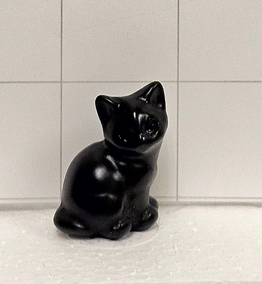 Obsidian carved kitten