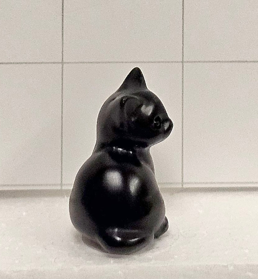 Obsidian carved kitten